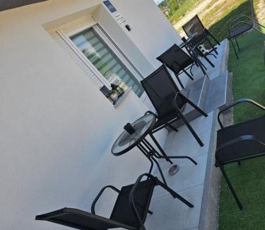 Karlovac Apartment | ENA 1 & 2 -BIG FREE PRIVAT parking - boats vans combi truck etc -cca 2000m2
