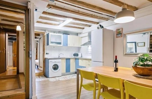 El Raval Apartment | Encanto en Las Ramblas: Espacio perfecto para 9