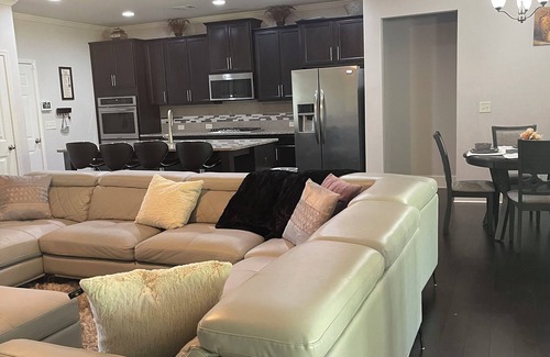 Cliftondale House | Enchanting 3-bedroom house with AC in vibrant Atlanta!