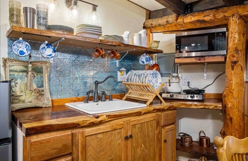 Salem House | Enchanting and Fantastical Hobbit Home, *Pet Friendly*, Steps from Creeks, Pond, and Waterfall