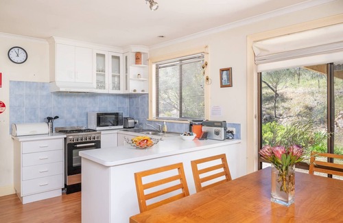Spring Gully House | Enchanting Cottage with Vineyard & Bushland Views in Clare Valley