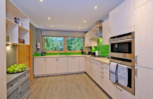Cults Apartment | Enchanting Home with Furnished Balcony in Cults, Scotland