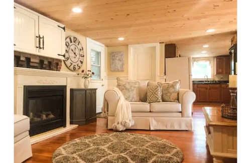 Manchester Cottage | Enchanting Romantic Waterfront Cottage