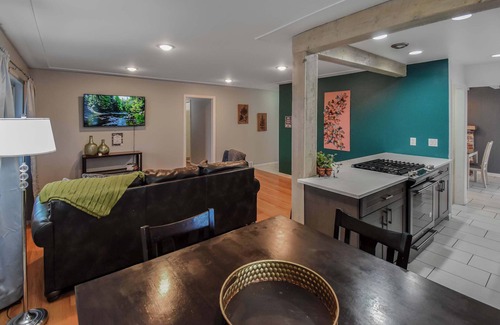 Southeast House | Enchanting Upper Unit with City Charm