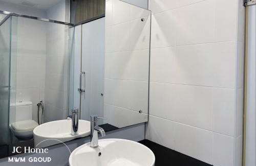 The Strand Apartment | Encorp Strand Bathtub Elegant Design 3pax By MWM