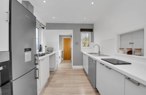 Newmarket House | End of Terrace 3 bedroom house with free 3 parking space and garden