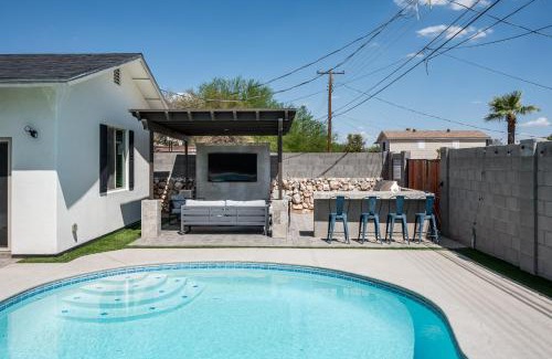 Scottsdale Estates Ten House | Endless entertainment and 1.5 miles from Old Town stay at Sunbaked Terrace