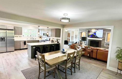 Twin Lakes House | EnglishPrairieBnB - 8 Bedrooms - 4 Bathrooms