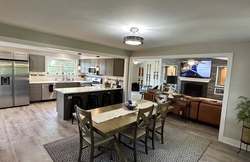 Twin Lakes House | #EnglishPrairieBnB - 8 Bedroom - 4.5 Bathrooms