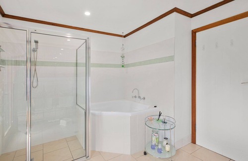 Lowanna House | Enjoy a 5-star experience in the Australian bushland, Ideal for groups retreats.
