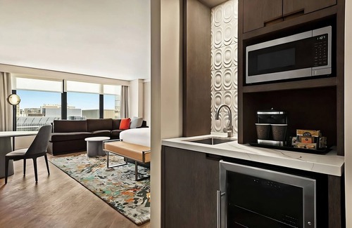 Streeterville Hotel | Enjoy a Hassle-Free and Suiting Stay! Parking, Onsite Pool, Near Navy Pier