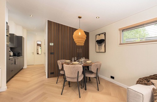 Lieren House | Enjoy a luxurious holiday home for 4 people in the wooded nature of the Veluwe, complete with modern amenities, air conditioning, and a stylish pergola for optimal comfort. Additionally, unwind in the private hot tub, perfect for relaxing after a day