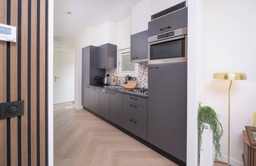 Lieren House | Enjoy a luxurious holiday home for 4 people in the wooded nature of the Veluwe, complete with modern amenities, air conditioning, a stylish pergola, and a cozy lounge area with an outdoor fireplace for ultimate comfort and ambiance, both day and nigh