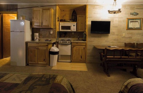 Rice Lake Cabin | Enjoy beautiful lake view sunsets from the balcony in Room 16 - Angler's Retreat - Curriers Lakeview