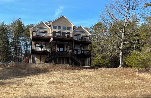 Fair Play House | Enjoy! Beautiful, Seasonal Views of Lake Hartwell with Private Community Dock