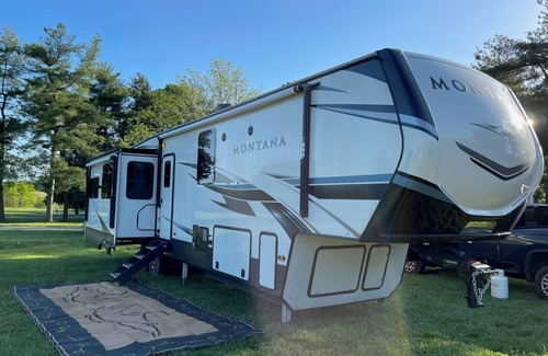 Lexington House | Enjoy Cozy Fireplace in Spacious & Luxury RV @ KHP