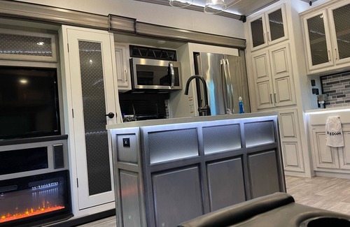 Lexington House | Enjoy Cozy Fireplace in Spacious & Luxury RV @ KHP