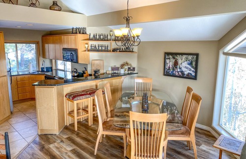 Century West Condo | Enjoy Deschutes River Views from Beautiful 2-Bedroom Mt. Bachelor Village Condo