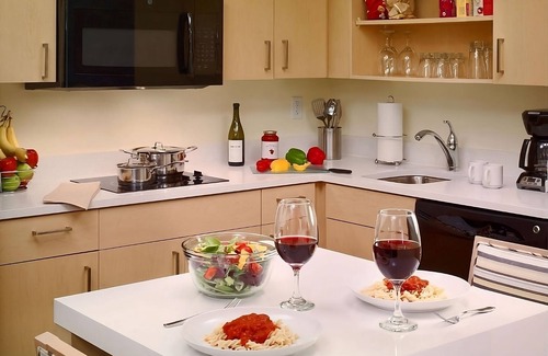 Monmouth Junction Hotel | Enjoy Free Breakfast and Outdoor Pool! Discover a Charming Stay in Princeton!
