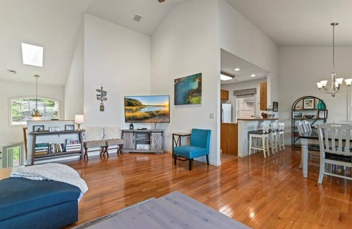 Drums House | Enjoy lakefront comfort and beauty of all the seasons near the Poconos!