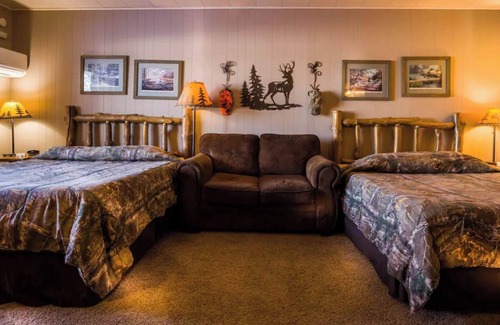 Rice Lake Cabin | Enjoy lakeside relaxation in Room 11 - The Hunting Lodge - Curriers Lakeview