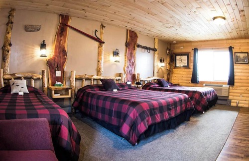 Rice Lake Cabin | Enjoy lakeside relaxation in Room 17 - Lumbermen's Bunkhouse - Curriers