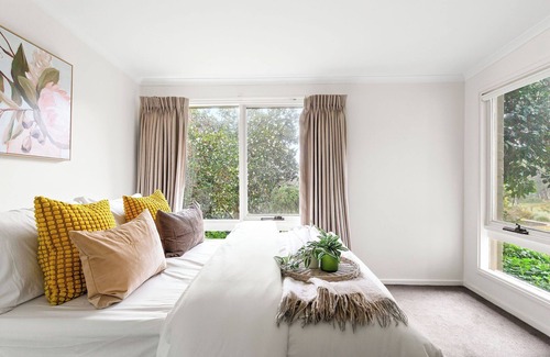 Melbourne Hostel | Enjoy Nature at Modern Diamond Creek Farmhouse