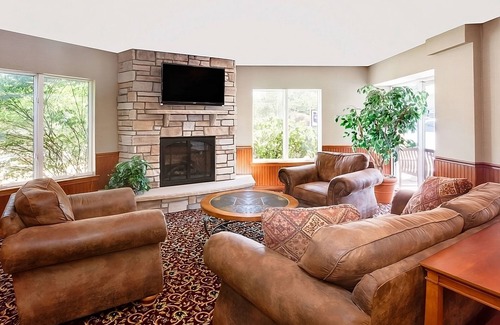 Traverse City Hotel | Enjoy Pleasant Stay in Knights Inn Traverse City! 3 Great Units, Free Parking