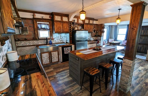 Cheyenne House | Enjoy relaxing comfort in this uniquely designed home - 5min from Frontier Park