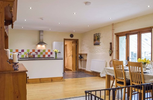 Maenclochog Cottage | Enjoy star gazing from your very own hot tub with lots of walks nearby.