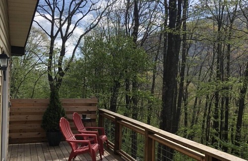 Maggie Valley Cabin | Enjoy the fresh mountain air at 4300 feet!