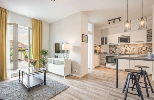 Istvanmezo Apartment | Enjoy the large terrace of your new apartment near the City Park!
