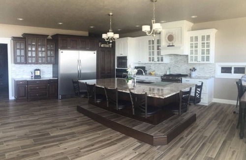 Powell House | Enjoy Yellowstone, mountains, lake, wide open spaces*20 miles from Cody Airport