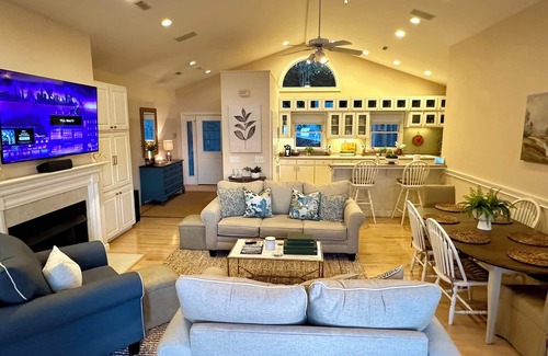 Six Mile House | Enjoy your own slice of paradise on Lake Keowee. On the water & amazing sunsets.