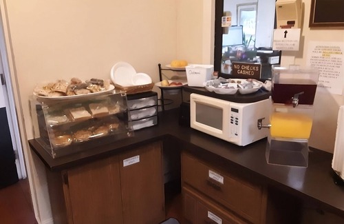 Summitt Hotel | Enjoy Your Stay at Knights Inn Ashland! Pool, Picnic Area, Parking, WiFi