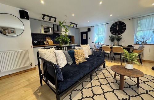 Holbrooks Cottage | Enjoyable 1-bedroom Cozy Cottage in Coventry