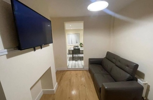 Glyndon Apartment | Enjoyable 3-bedroom apartment with Private Garden