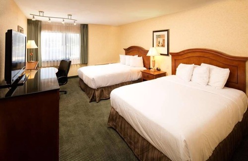Wenatchee Hotel | Enjoyable Stay! With Outdoor Pool and Free Parking, Pets are Welcome!