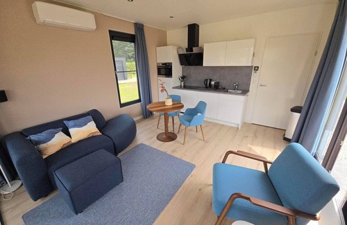 Kotten House | Enjoying yourself by the water in this water lodge for 2 people with a hot tub