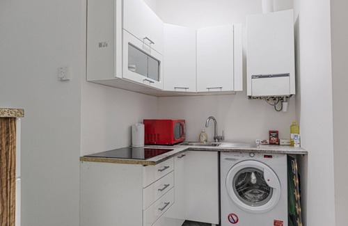 Simmering Apartment | Enkplatz U3 Getaway: Affordable 5-BR Apartment