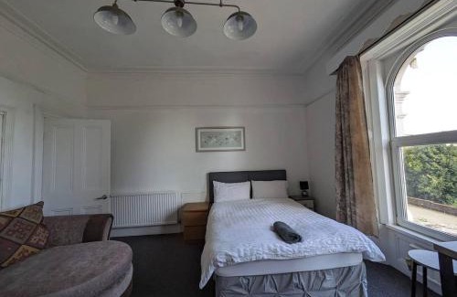 Sketty House | Ensuite triple room by Swansea University Hospital v
