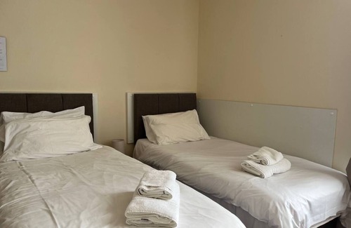 Gloucester House | Ensuite twin room with private bathroom