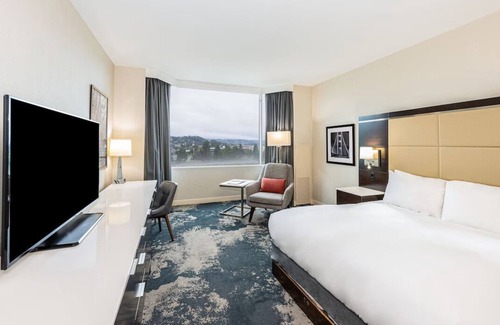 Redwood Shores Hotel | Ensuring a Very Comfortable & Memorable Stay! Pets Allowed, Onsite Pool