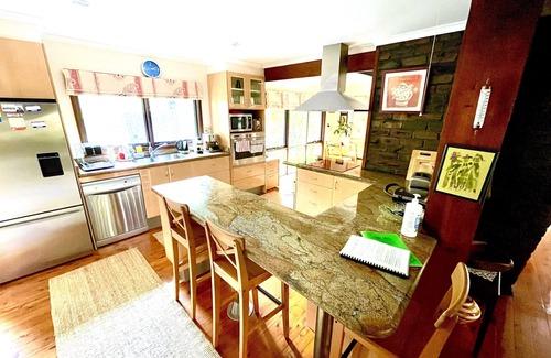 Bateau Bay House | Entertainers Delight - minutes from cafes & shops