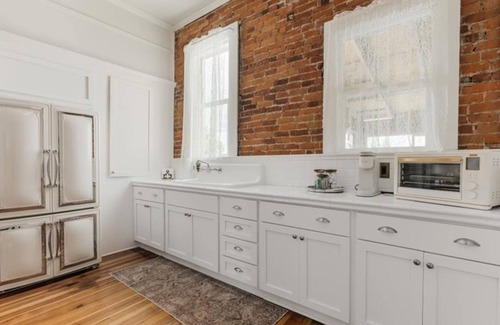 Newberg Condo | Entire 1888 Historic Loft – 3BR, 2.5BA Private Retreat in Downtown Newberg