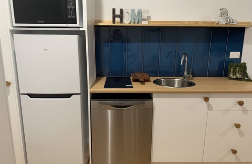 Ulladulla Apartment | Entire 1br 50sm guest suite 3mins to beach shops restaurants small dog welcome.n