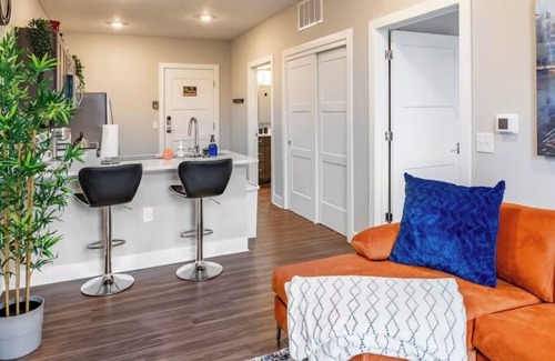 Weinland Park Apartment | Entire 2-bedroom apartment with WiFi, AC in cool Columbus