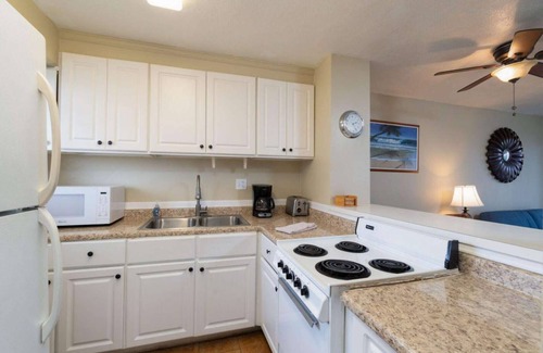 McCully - Moiliili Condo | Entire 2 Bedroom Condo, King Bed, FREE Parking, Sleeps 6, Walk to Waikiki Beach