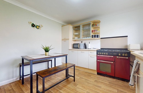 Crays Hill House | Entire 3 Bed Home in Basildon Sleeps up to 6