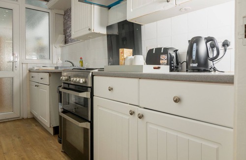 Acresford House | Entire 3 bedroom house with sofa bed free parking